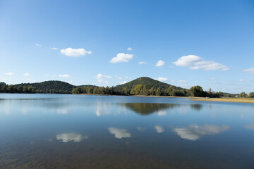 Fototapeta na wymiar Lago de agua transparente con las nubes reflejadas en el agua