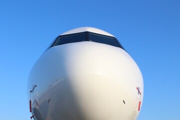 Nahaufnahme Flugzeugrumpf mit blauem Hintergrund 