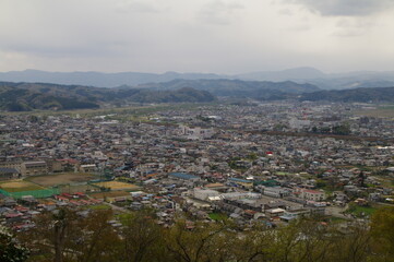 Obraz premium 丘の上から小さな田舎町を見下ろす