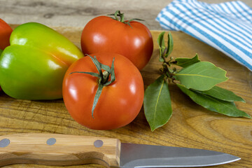 tomates et poivron frais sur une planche à découper