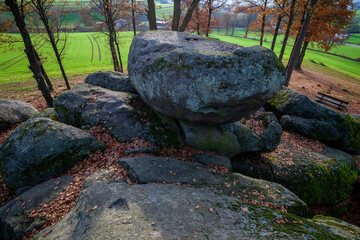 Druidenstein an einem sonnigen Herbsttag