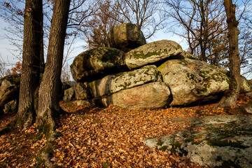 Druidenstein an einem sonnigen Herbsttag