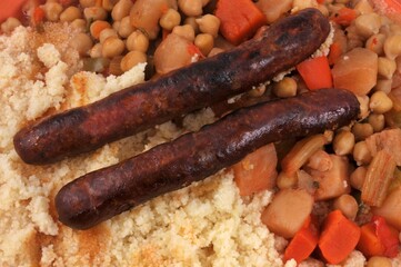 Couscous avec des merguez de mouton et légumes