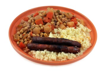 Couscous servi dans un plat en gros plan sur fond blanc