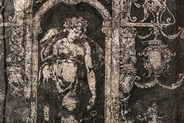 Fototapeta na wymiar Fresken auf Hauswand in den Gassen von Florenz, Italien
