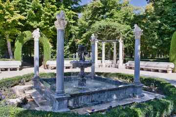 Fuente ornamentada en los jardines del palacio real de Aranjuez, España
