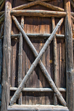 Estructura vieja de madera con troncos, listones y tableros
