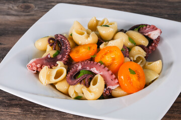 Pasta with octopus and yellow tomatoes