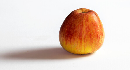 Pomme bicolore sur fond blanc	et place de texte