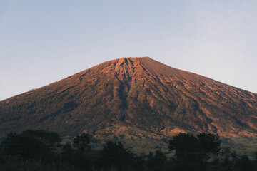Naklejka premium Mount Rinjani exposed to the sunrise