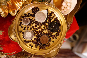 Cialde e capsule da caffè con chicchi di caffè poggiate su un vassoio d'oro di natale