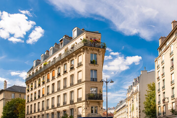 Fototapeta na wymiar Paris, typical facade in the center
