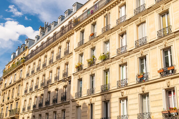 Fototapeta na wymiar Paris, typical facade in the center