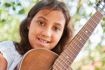 Musikalisches Mädchen mit einer Gitarre
