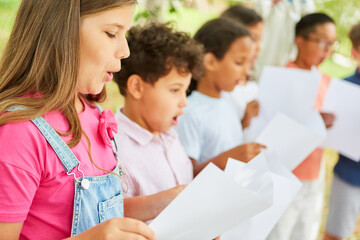 Kinder singen zusammen im Chor bei Chorprobe