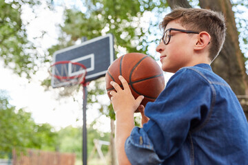 Junge beim Basketball spielen im Ferienlager