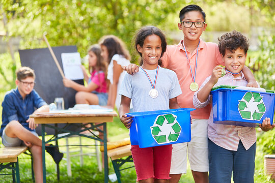 Kinder als stolze Umweltschützer in Recycling Projekt