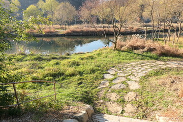 Fototapeta na wymiar Autumn scenery along the Jinju River