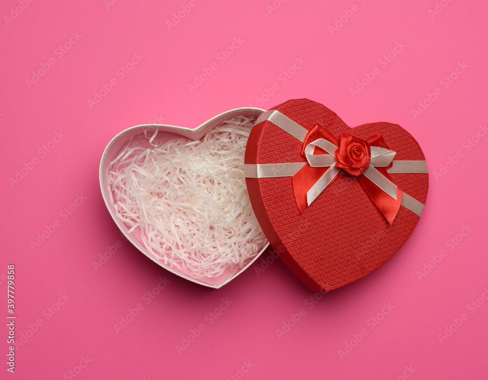 Aufkleber open empty red cardboard box in the form of a heart