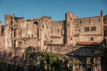 Fototapeta na wymiar Mittelalterliche Mauern der Schloßruine in Heidelberg - dahinter blauer Himmel