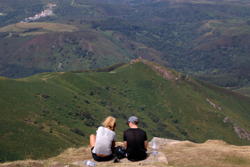 Fototapeta na wymiar Couple on the top of a mountain