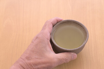 茶碗を持つシニアの手
