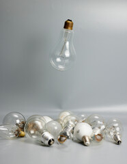 Varias bombillas antiguas de tungsteno sobre una mesa