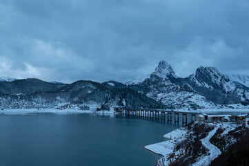 montañas nevadas sobre el lago en un frio dia de invierno