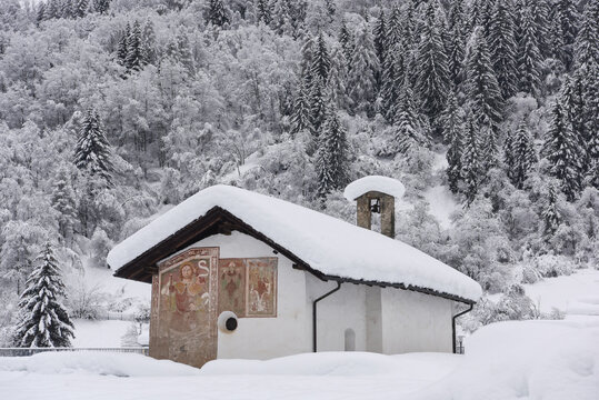 chiesa montagna inverno neve dipinto sacro trentino chiesetta in montagna 