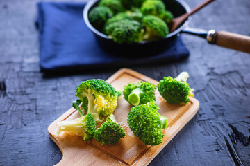 .Cook fresh broccoli vegetables Health food