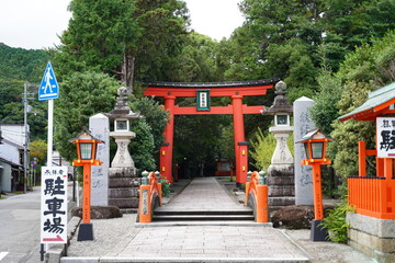 熊野速玉大社の赤い鳥居。和歌山県、日本。神社　橋　熊野詣　