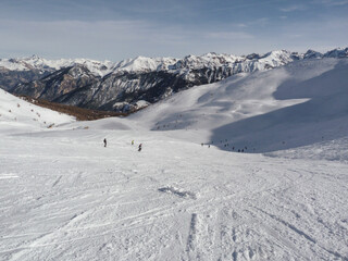 Fototapeta na wymiar Ski dans le domaine de Vars-Risoul, vu depuis le haut des pistes.