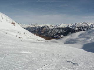 Panorama sur les pistes enneig&eacute;es du domaine skiable de Vars-Risoul, Hautes-Alpes, France
