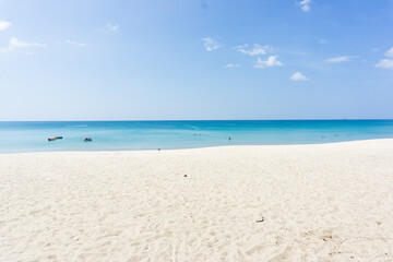 Fototapeta na wymiar White sand and Beautiful blue sky.