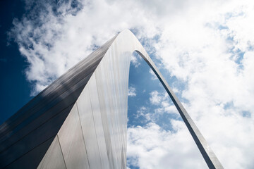 abstract view of Saint Louis Arch with blue sky - obrazy, fototapety, plakaty