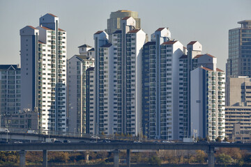 Fototapeta na wymiar apartment along the Han River in Seoul.
