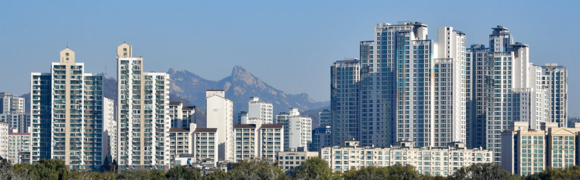 apartment along the Han River in Seoul.