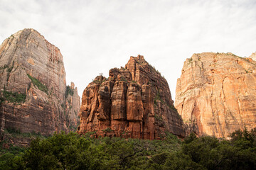 Plakat massive red rocks towering above zion national park