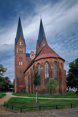 Fototapeta na wymiar Beeindruckender Sakralbau: Nordostansicht der denkmalgeschützten gotischen Klosterkirche St. Trinitatis, das älteste Bauwerk in Neuruppin