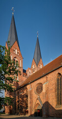 Klosterkirche St. Trinitatis in Neuruppin: Hauptportal mit Wimperg und Fensterrose, dahinter der Doppelturm (Blick von Westen)