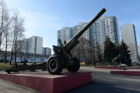 Exposition of artillery equipment from the great Patriotic war near the Moscow defense Museum in the Olympic village. 152mm ML-20 howitzer gun of the 1937 model