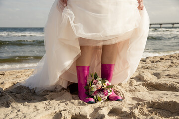 Plakat Braut in Gummistiefeln am Strand von Usedom Brautstrauss