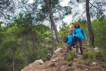 Obraz premium A child with his mother on a hike to the mountains