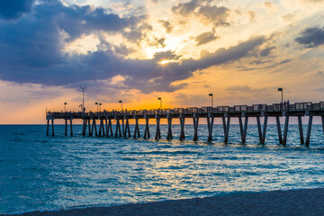 Fototapeta premium Sunset over Venice Pier on the Gulf of Mexico in Venice Florida