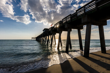 Fototapeta premium late afternoon sun over Gulf of Mexico and Venice Pier in Venice Florida