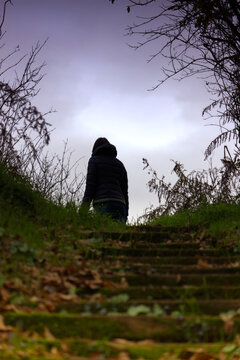 Personnes en contre jour et contre plong&eacute;e en haut d'escalier en automne 