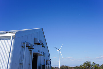 風力発電機と倉庫