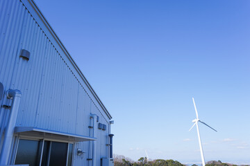 風力発電機と倉庫