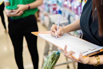 People are doing a questionnaire on service satisfaction in the supermarket 