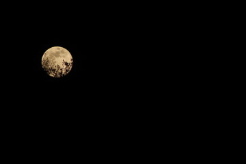 Acercamiento a. la luna con detalles de cráteres © JuanitaVD